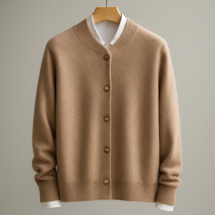 Grauer Herren Cardigan. Warme Winterstrickjacke mit V-Ausschnitt & Knopfleiste. Ideal für elegante Lagenlooks.