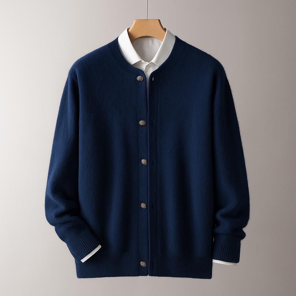 Dunkelblauer Herren Winter Cardigan mit Knopfleiste & V-Ausschnitt. Kuschelige Strickjacke für Herbst & Winter.