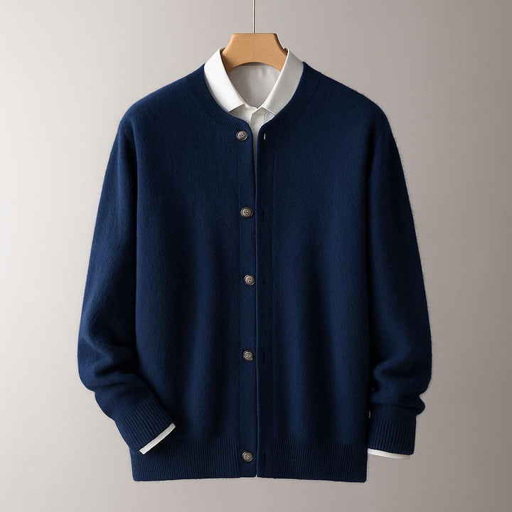 Dunkelblauer Herren Winter Cardigan mit Knopfleiste & V-Ausschnitt. Kuschelige Strickjacke für Herbst & Winter.