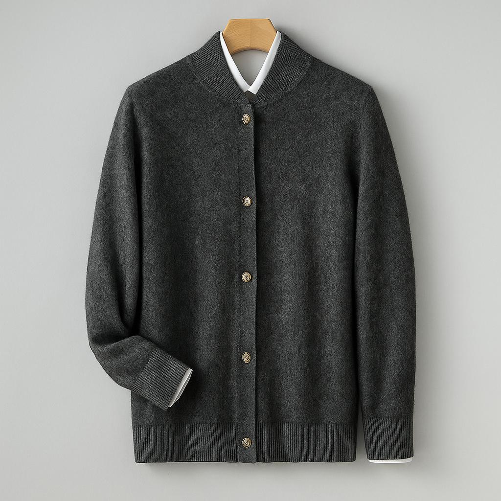 Kamel-farbener Herren Winter Cardigan. Lässige Strickjacke mit V-Ausschnitt & Knöpfen. Perfekt für Schichtoutfits.
