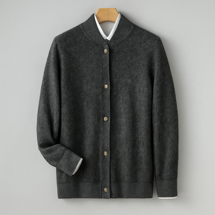 Kamel-farbener Herren Winter Cardigan. Lässige Strickjacke mit V-Ausschnitt & Knöpfen. Perfekt für Schichtoutfits.