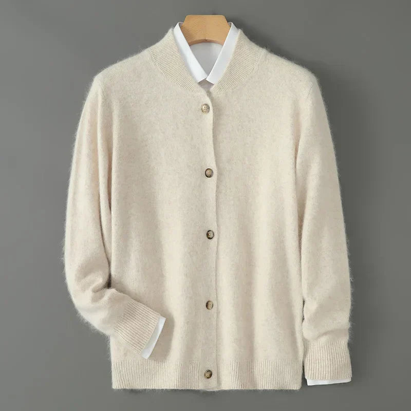Warmer Herren Cardigan in Grau. Winter-Strickjacke mit V-Ausschnitt & durchgehender Knopfleiste, komfortabel & stilvoll.
