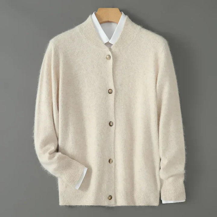 Warmer Herren Cardigan in Grau. Winter-Strickjacke mit V-Ausschnitt & durchgehender Knopfleiste, komfortabel & stilvoll.