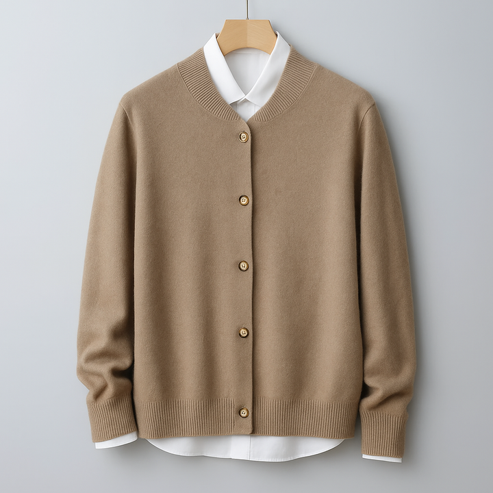 Herren Winter Cardigan in Beige. Eleganter V-Ausschnitt & Knopfleiste. Warme Strickjacke für Business & Freizeit.