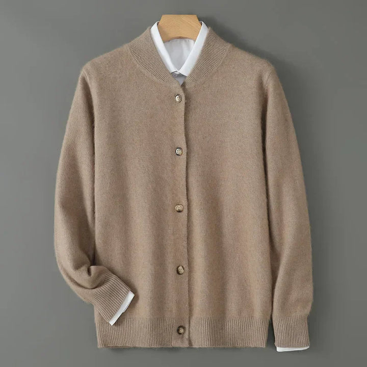 Blauer Herren Strick-Cardigan mit V-Ausschnitt & Knopfleiste. Moderne Winterjacke für den lässigen Schichtlook.