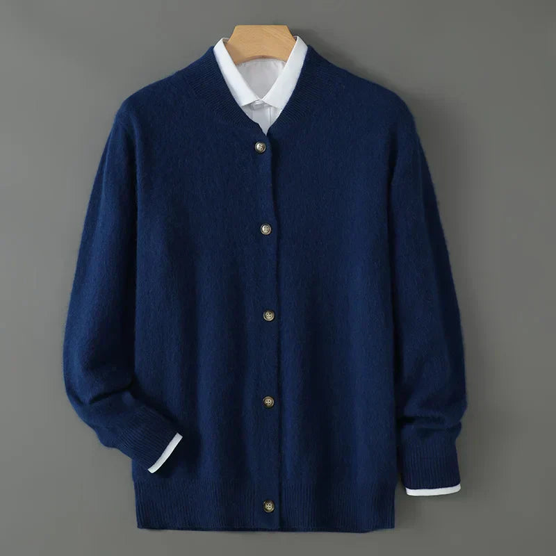 Roter Herren Winter Cardigan, V-Ausschnitt, Knopfleiste. Weiche & warme Strickjacke für gemütliche Herbsttage.