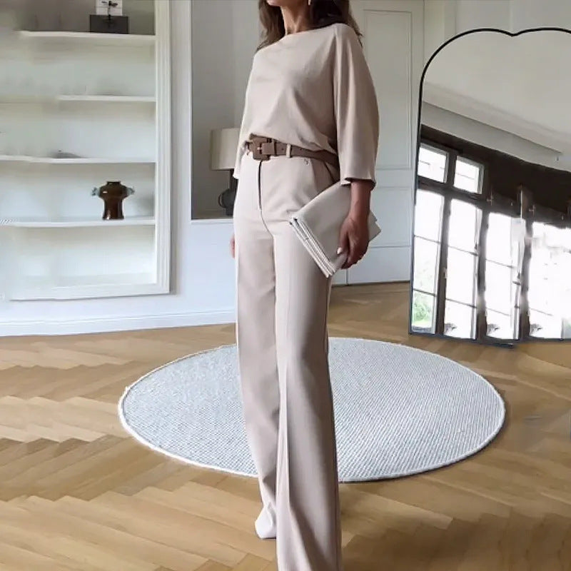Model trägt beiges elegantes Damen Hosenanzug-Set. Vielseitiger Zweiteiler, ideal für Büromode.