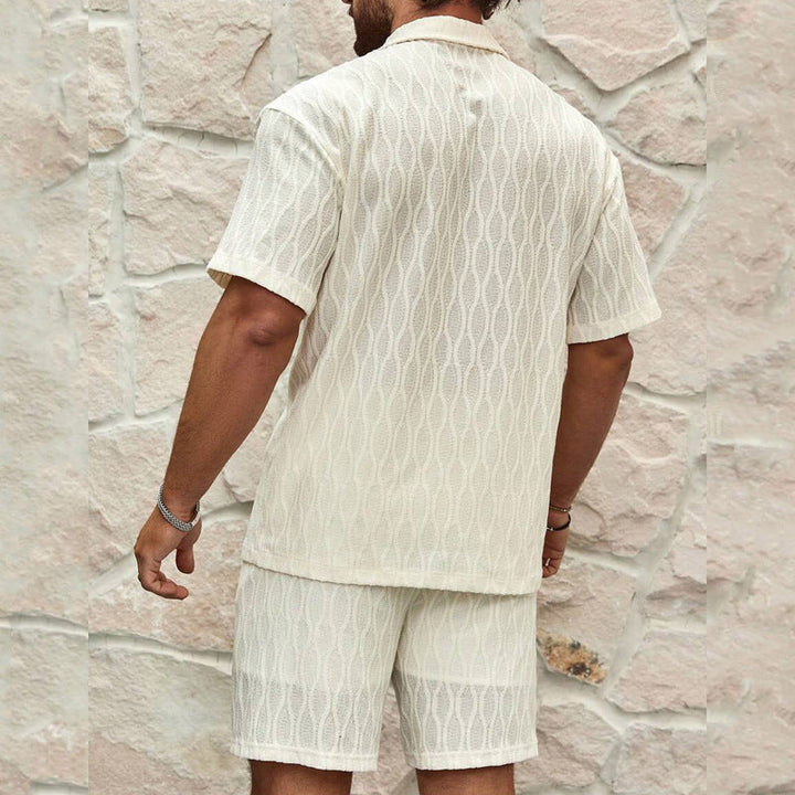 Bequemes Herren Kurzarmhemd und passende Shorts in Beige. Ideal für sommerliche Freizeitlooks & Urlaub.