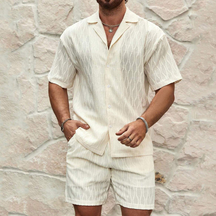 Detailansicht beiges Herren Sommerset. Atmungsaktives Kurzarmhemd & Shorts für stilvolle Freizeit & Strandmode.
