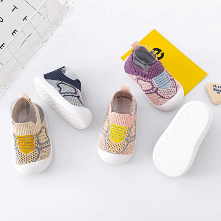 Bequeme, atmungsaktive Babyschuhe in verschiedenen Farben, mit rutschfester flexibler Sohle für kleine Entdecker.