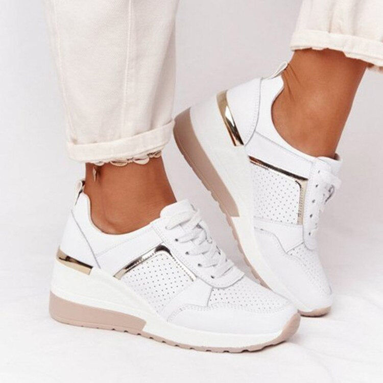 Modische Damen Plateau Sneaker mit Keilabsatz für bequemes Laufen im Alltag.