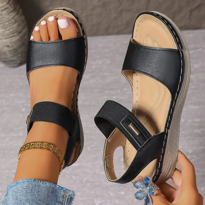 Bequeme Damen Komfort-Sandalen für den Frühling mit verstellbaren Riemen und offenem Design.