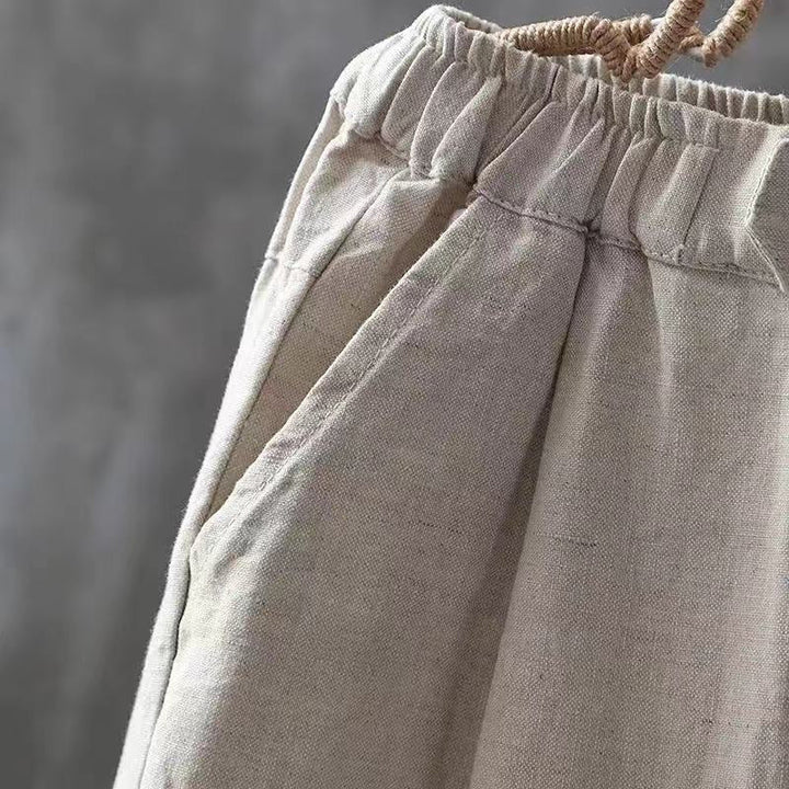 Elegante Damenhose aus Leinen in heller Farbe mit weitem Bein und komfortablem Gummibund.