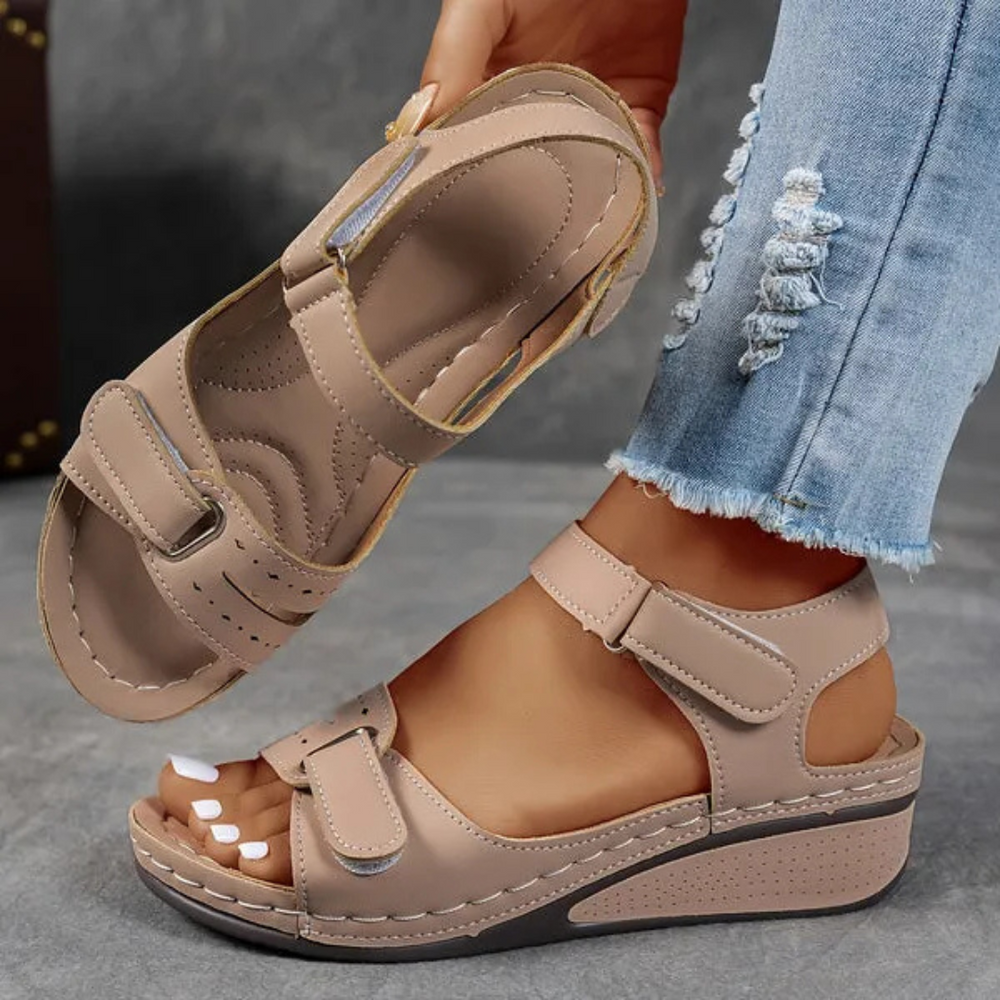 Komfortable Damen Sandalen mit ergonomischer Fußgewölbestütze, ideal für lange Sommertage.