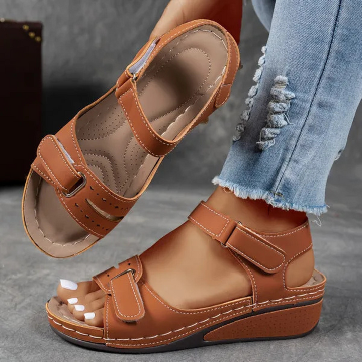 Stylische Damen Sandalen mit unterstützendem Fußbett & griffiger Sohle für optimalen Komfort im Sommer.