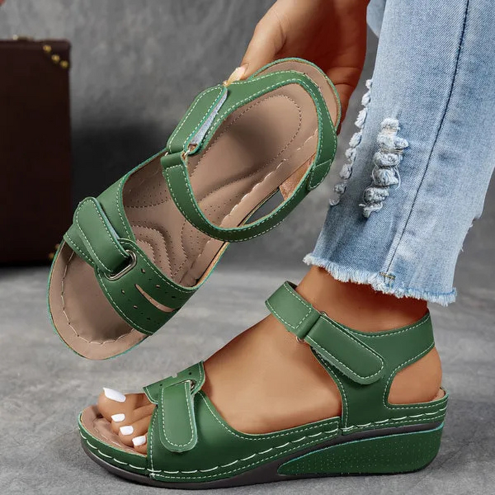 Komfortable Damen Sandalen mit effektiver Fußgewölbeunterstützung & rutschfester Sohle für den ganzen Tag.