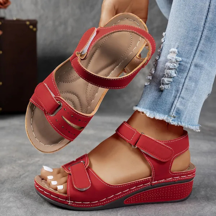 Komfortable Damen Sandalen, die Stil & Funktion vereinen; mit Fußgewölbestütze & rutschfester Sohle.