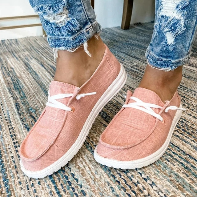 Flache Damenschuhe zum Schnüren, bieten hohen Komfort als Freizeitschuhe.