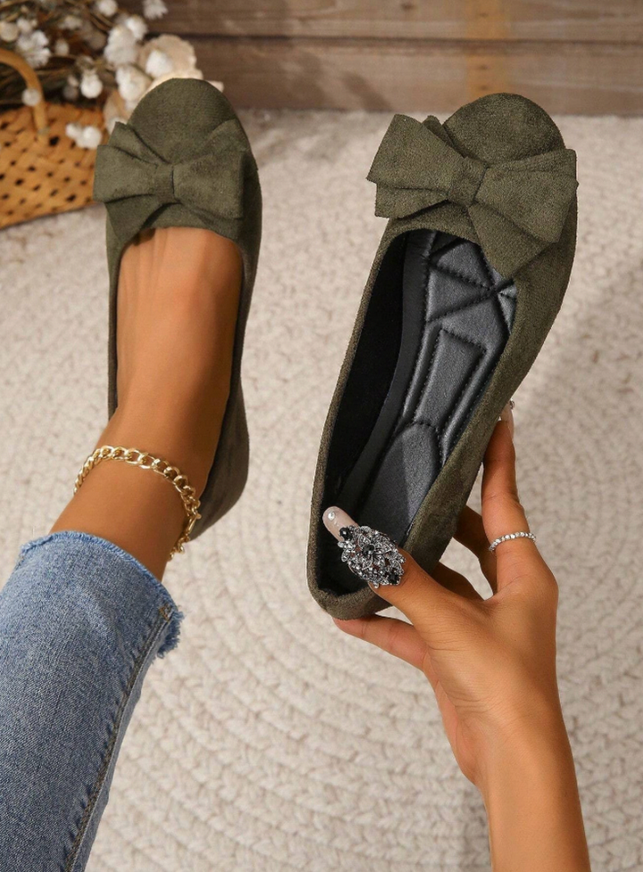 Bequeme Damen Slipper mit eleganter Schleife für mühelosen Stil. Ideal als Alltagsschuh.