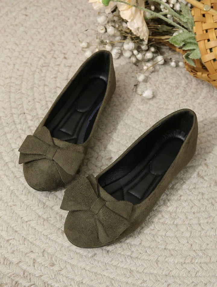 Grüne bequeme Damen Slipper mit eleganter Schleife. Komfortable Slip-On Damenschuhe.