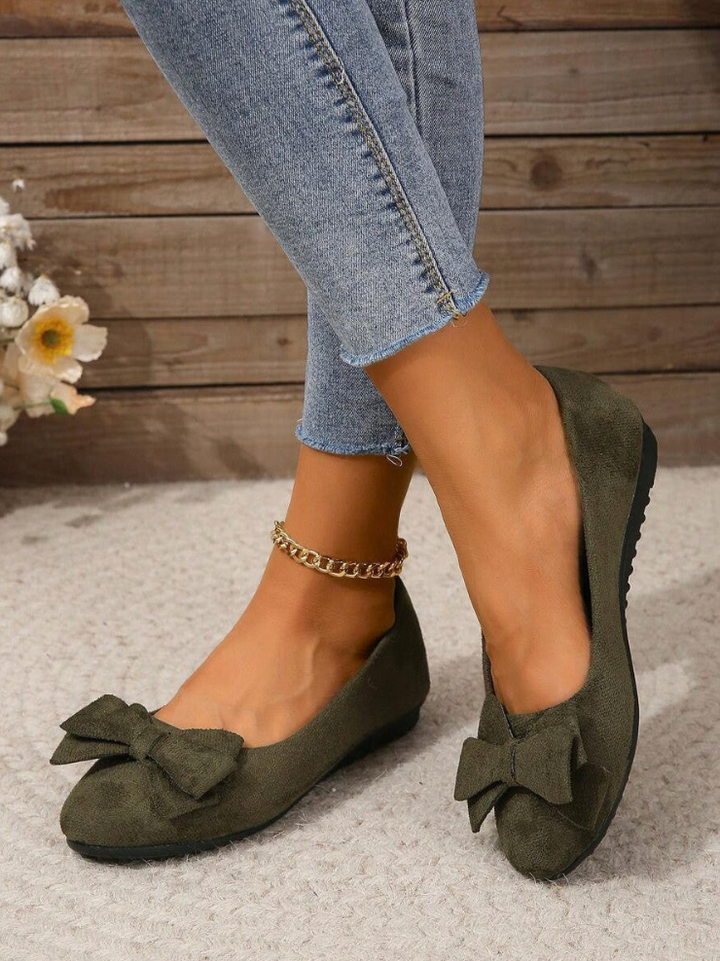Schwarze elegante Damen Slipper mit Schleife. Komfortable Alltagsschuhe für Frauen.