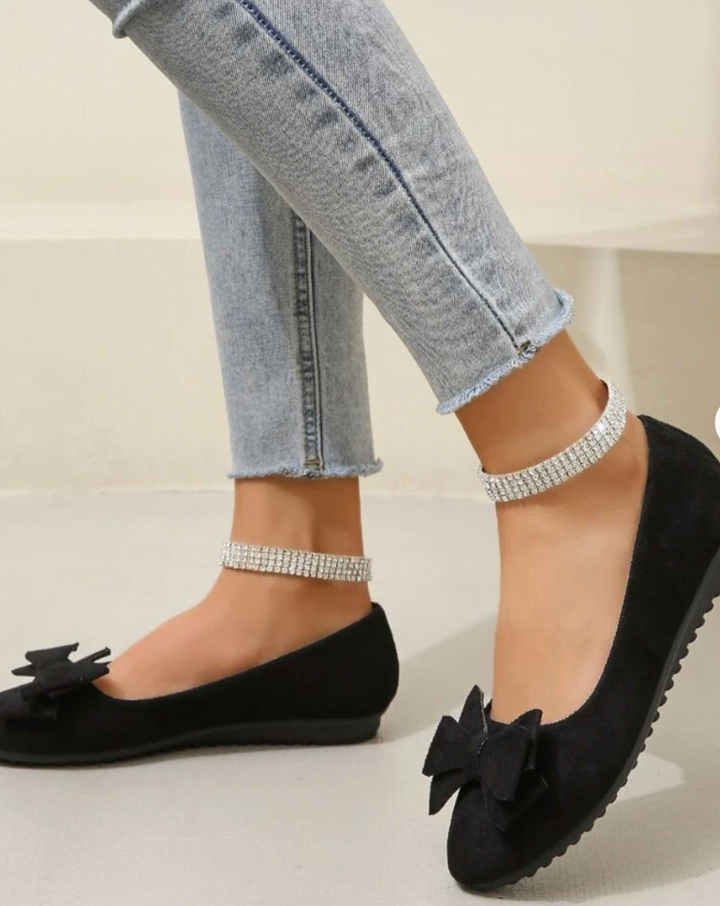 Elegante Damen Slipper mit Schleife in Schwarz, Grün oder Rot. Vielseitige Alltagsschuhe.