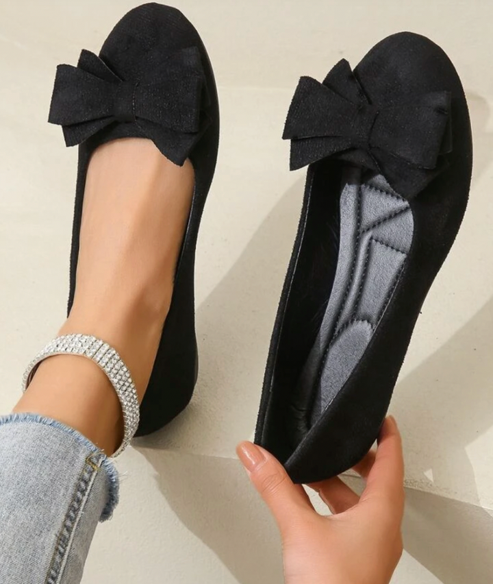 Detailaufnahme eleganter Schleife auf bequemen Damen Slipper. Stilvolle Damenschuhe.
