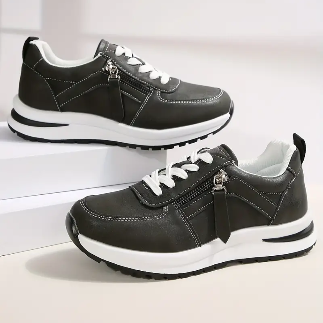 Aktive Damen tragen bequeme Sneaker beim Gehen; vielseitige Freizeitschuhe für alle Jahreszeiten.