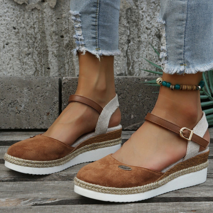 Bequeme Damen Sommer Espadrilles mit geschlossener Zehenpartie und stützender Sohle für leichte Schritte.