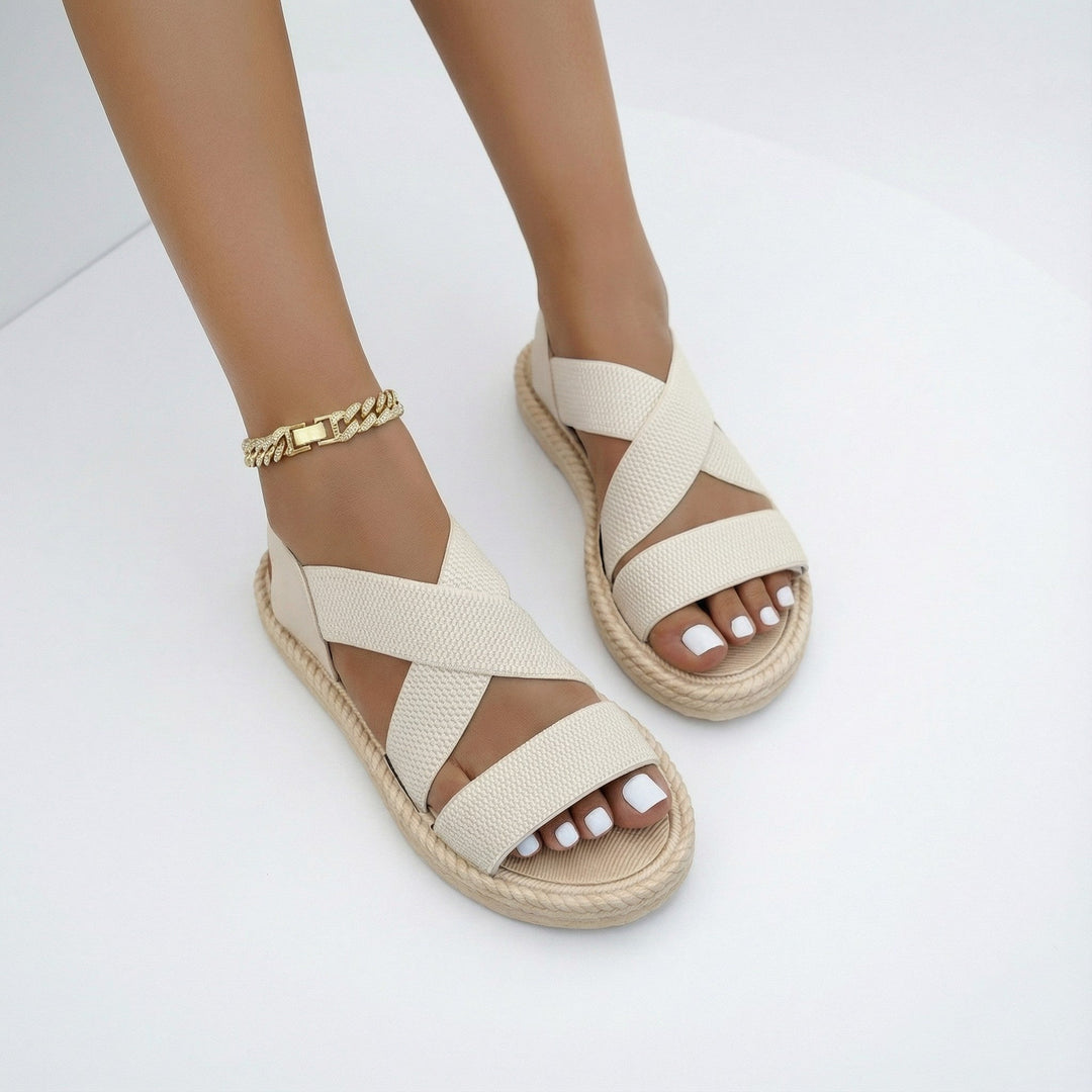 Modische flache Damensandalen mit überkreuzten Riemen. Leichte, bequeme Sandalen für Sommer & Freizeit.