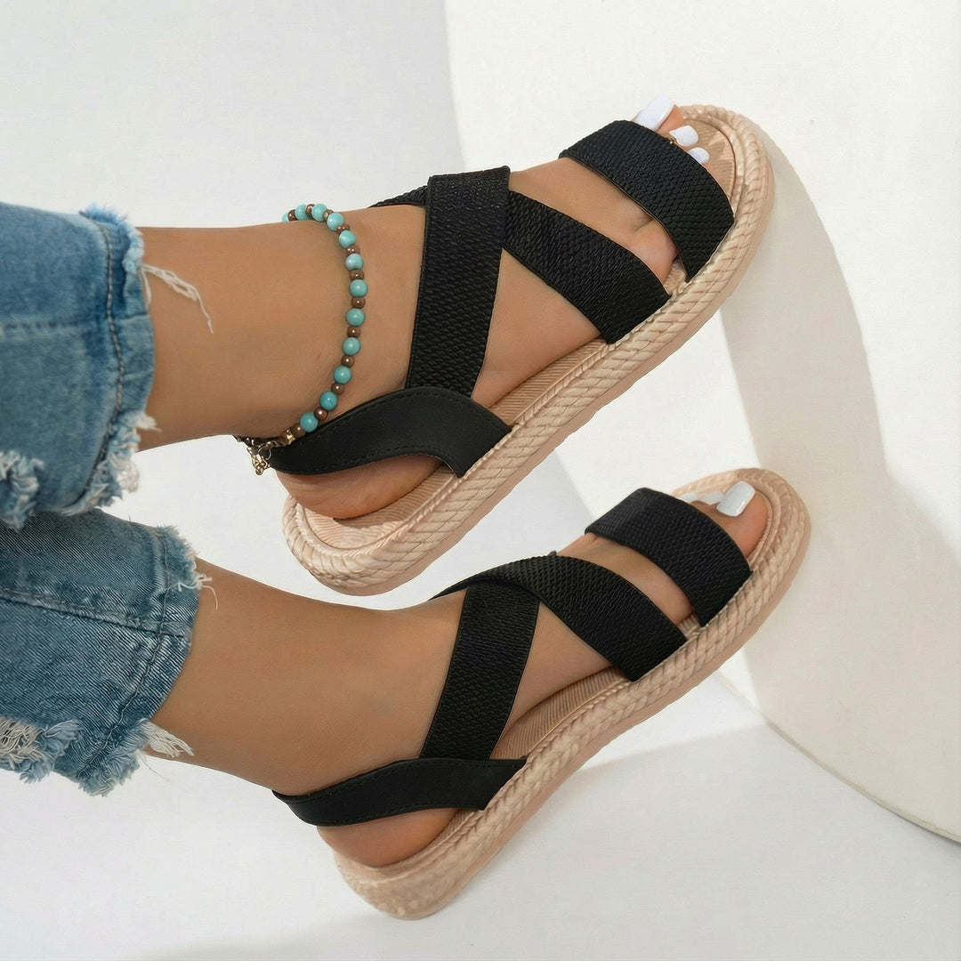 Stylische Damen Sommersandalen mit Kreuzriemen Design. Komfortable und leichte Freizeitsandalen für Frauen.