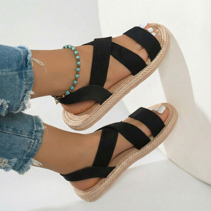 Stylische Damen Sommersandalen mit Kreuzriemen Design. Komfortable und leichte Freizeitsandalen für Frauen.