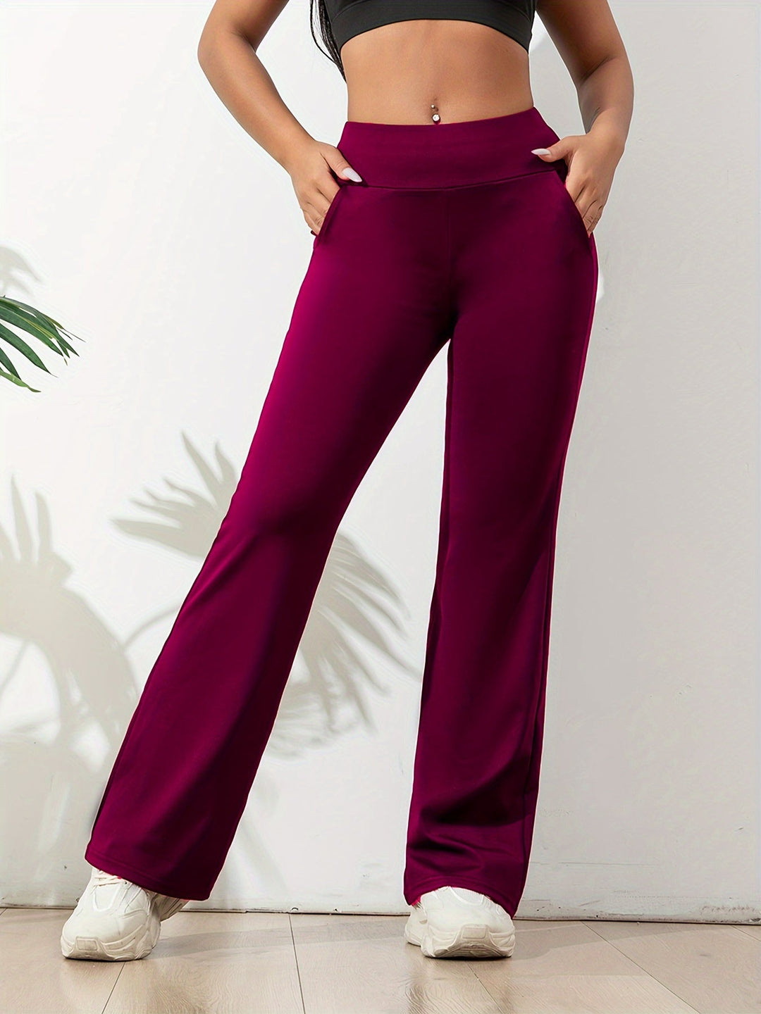 Vielseitige Damen Freizeithose Flared mit hohem Bund. Bequem & stilvoll für Sport & Alltag.