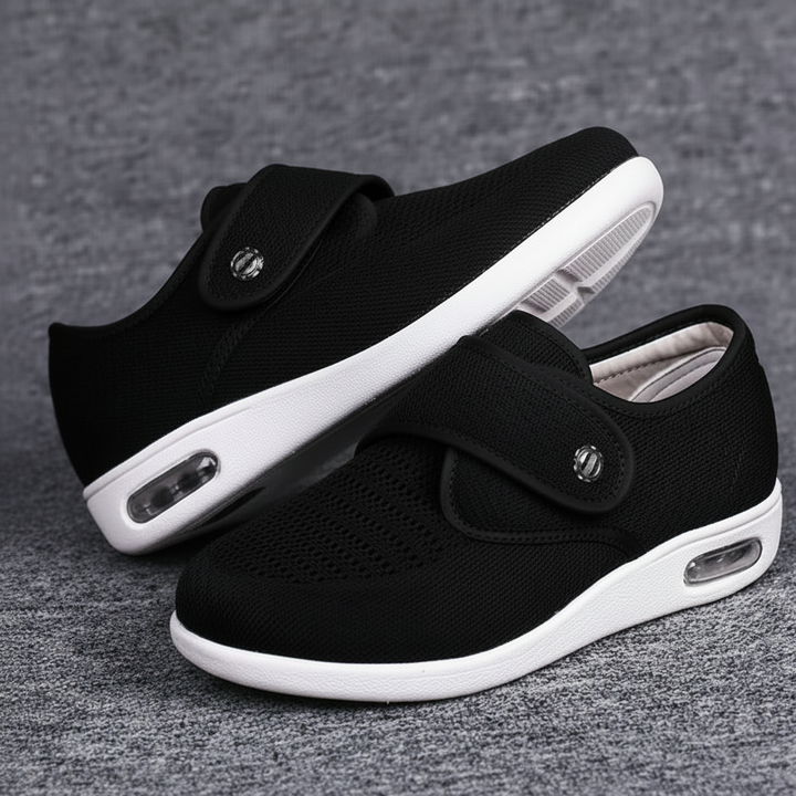 Bequeme Damenschuhe in Schwarz mit breiter Passform und gepolsterter Innensohle für optimalen Alltagskomfort.
