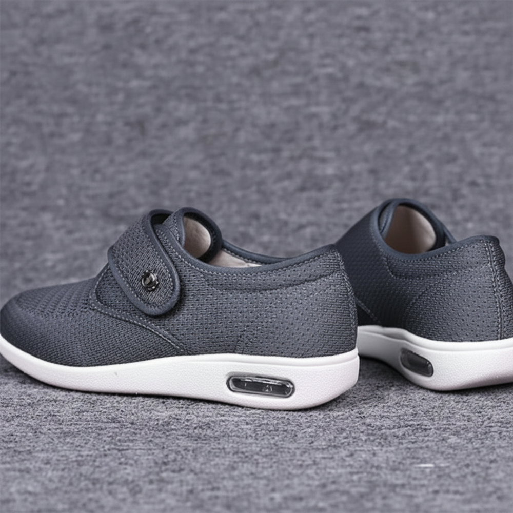 Nahaufnahme der gepolsterten Innensohle von grauen Damen-Komfortschuhen, ideal für breite Füße und langen Tragekomfort.