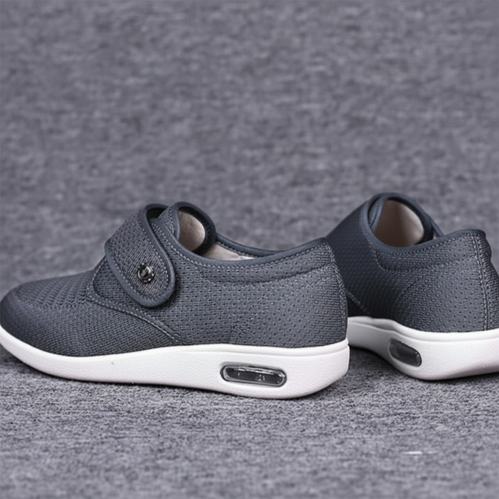 Nahaufnahme der gepolsterten Innensohle von grauen Damen-Komfortschuhen, ideal für breite Füße und langen Tragekomfort.