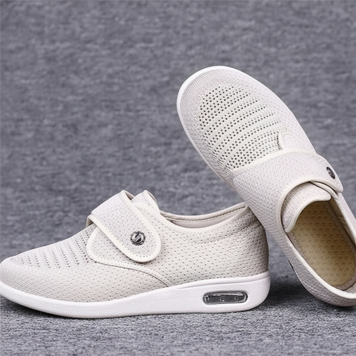 Eleganter beiger Damenschuh mit breiter Passform, atmungsaktiv und gepolstert für langanhaltenden Tragekomfort.