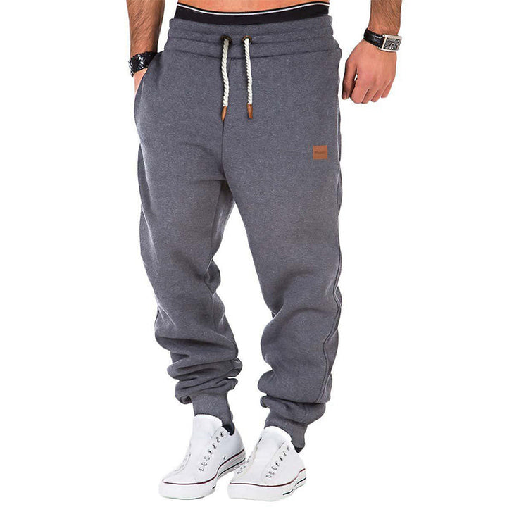 Bequeme einfarbige Herren Jogginghose mit Kordelzug und elastischem Bund, ideal für Freizeit & Alltagskomfort.