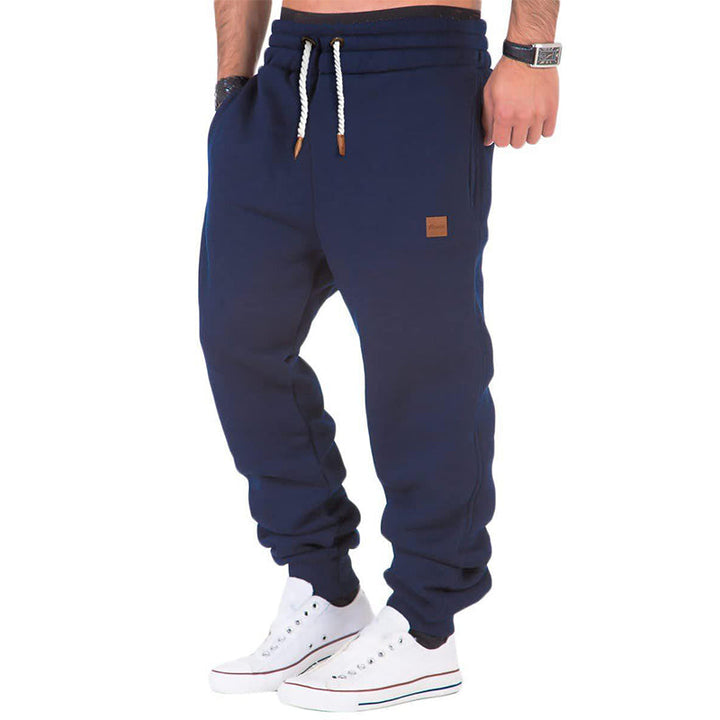 Detailansicht der Herren Jogginghose: Kordelzug und elastischer Bund für optimalen Sitz und Komfort.