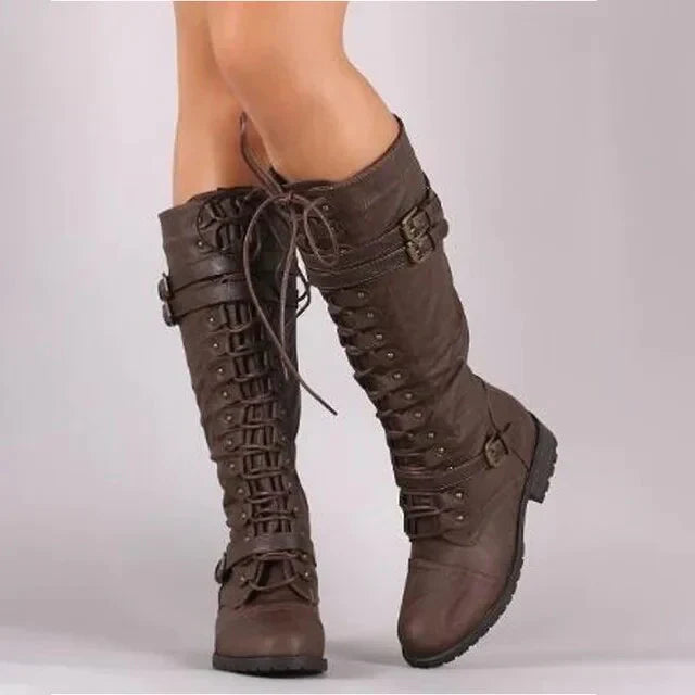 Braune flache Herbststiefel für Damen mit Schnürung und Schnallen, bequem und warm. Perfekt für Herbstoutfits.