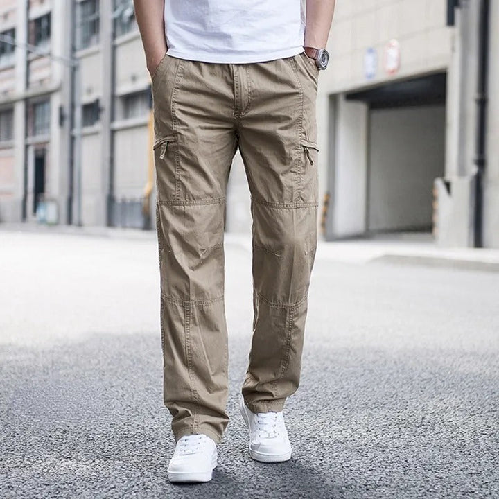 Bequeme Herren-Cargohose im Loose Fit mit praktischen Mehrfachtaschen. Ideal für Freizeit, Alltag und Urban Fashion.