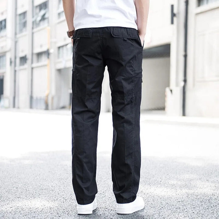 Robuste Winter-Cargohose für Herren: lockerer Schnitt, viele Taschen, perfekt für Outdoor-Aktivitäten und den Alltag.