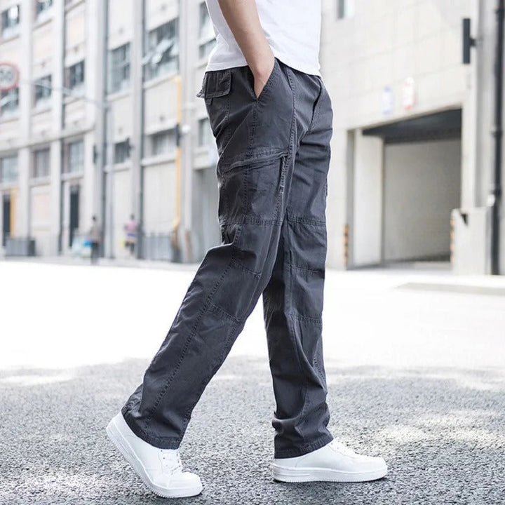 Lässige Herren-Freizeithose mit Loose Fit und großen Cargotaschen. Perfekt für Komfort und Funktionalität im Winter.