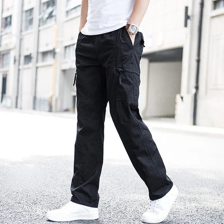 Stylische Herren-Hose mit mehreren praktischen Cargotaschen. Loose Fit Design für entspannte Tage und lässige Looks.
