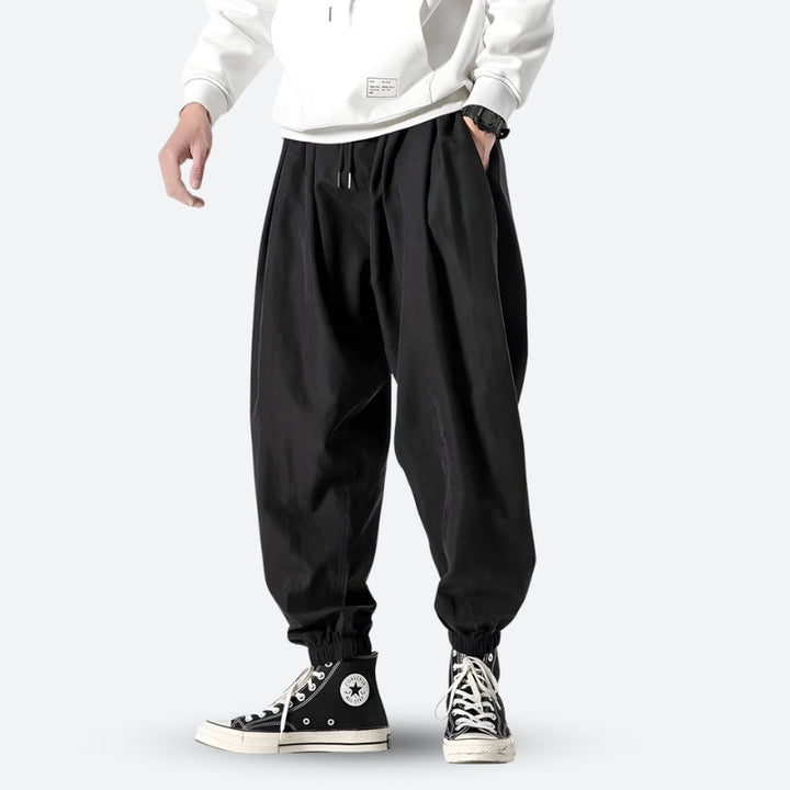 Bequeme Herren Harem-Jogger in Schwarz mit Kordelzug, ideal als stilvolle Freizeit- & Alltagshose mit lockerer Passform.