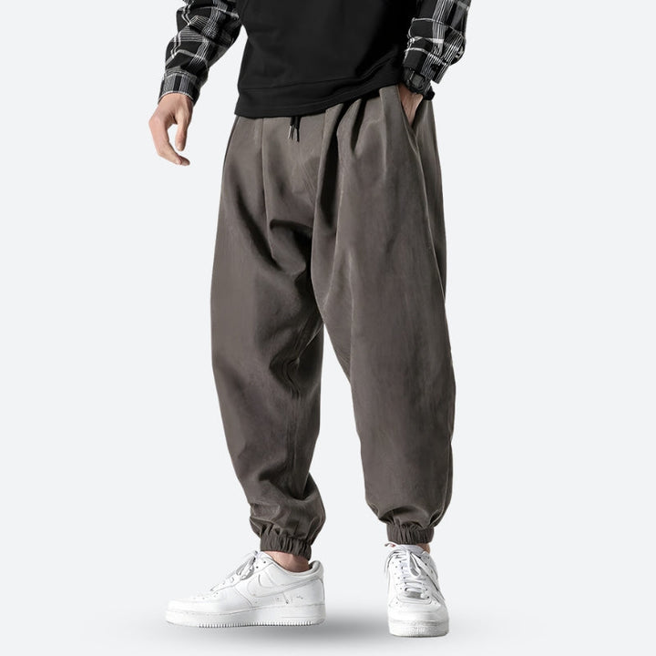 Graue Unisex Harem-Jogger, modern und anpassbar, perfekt als Sporthose oder bequeme Alltagshose mit Tapered Fit.