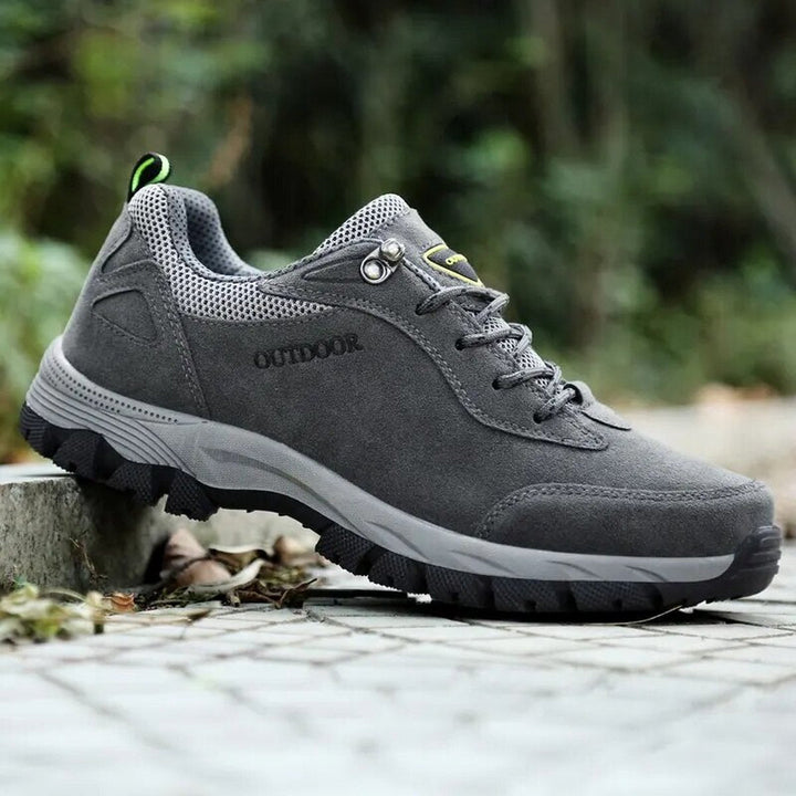 Detailaufnahme der stoßdämpfenden Sohle der orthopädischen Herren-Herbstschuhe für maximalen Gehkomfort.