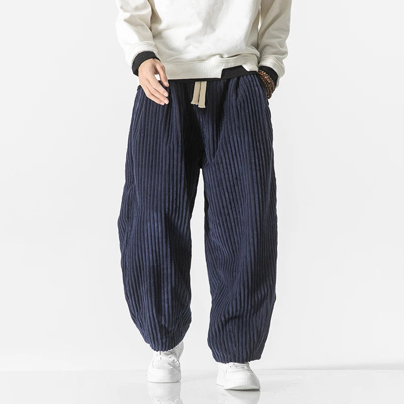 Lässige Herren-Loungehose mit bequemem Kordelzugbund und weiter Passform für optimalen Tragekomfort.