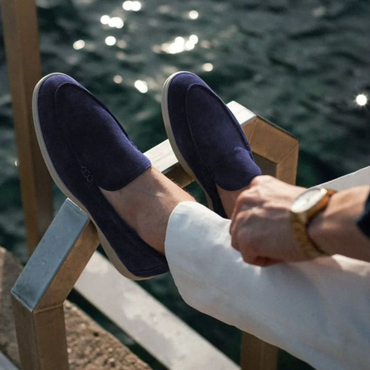 Bequeme Herren Slip-On Loafers in Marineblau, perfekt für stilvolle Frühlingstage.