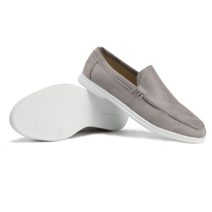 Herren Slip-On Loafers getragen, maximaler Komfort für warme Frühlingstage.